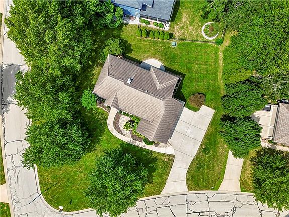 2nd image of 1824 SW Summit Valley Dr