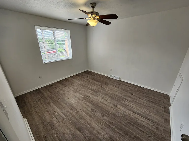 2472 Warren Pkwy — Photo 8