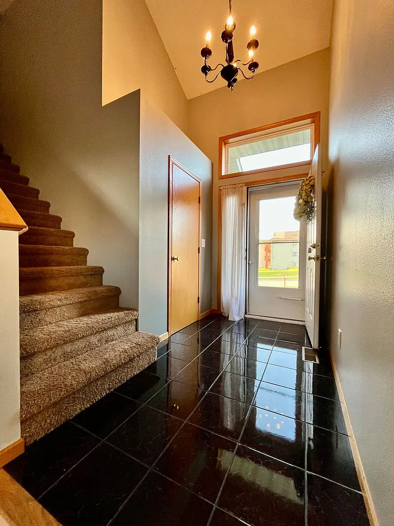 Beautiful 4 Bedroom Townhome! — Photo 2