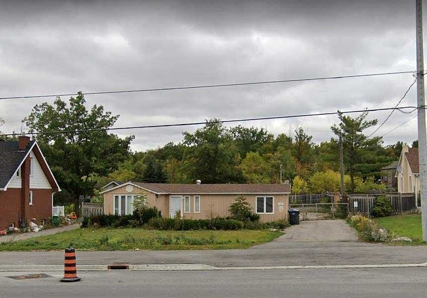 2nd image of 1306 Queen St W