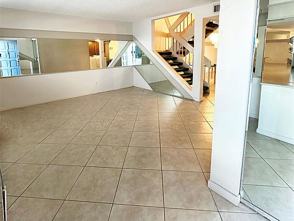 4th image of 2542 N 38th Avenue #C-20