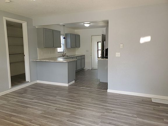 3rd image of 305 N Pierce Ave