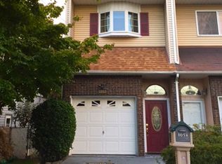 1053 W Fingerboard Rd, Staten Island, NY 10304