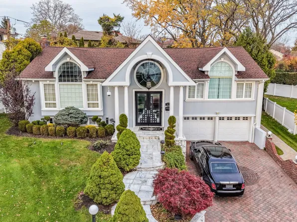 67 Royal Way, Manhasset Hills, NY 11040