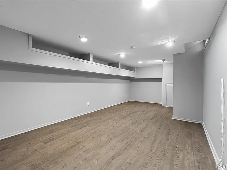 6680 Ridgefield Cir — Photo 31