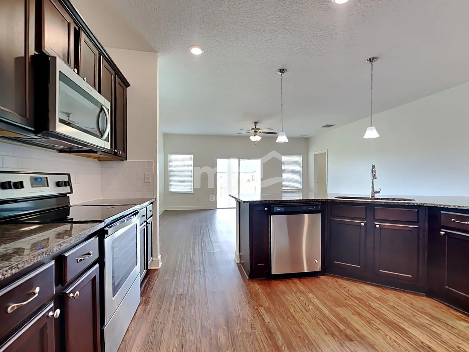 3 bed, 2.0 bath, 1606 sqft, $2,080 — Photo 3