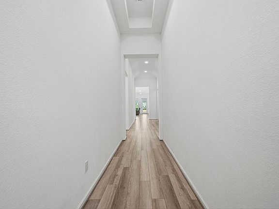 3rd image of 304 Barton Oak Trl