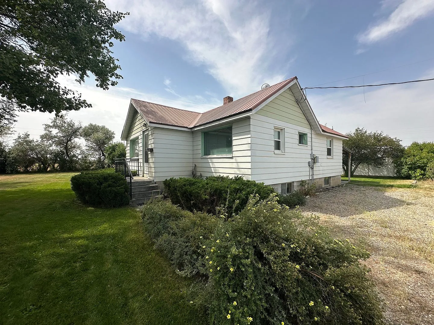 Super Cute 2 Bedroom, 1 Bathroom Country Home — Photo 2