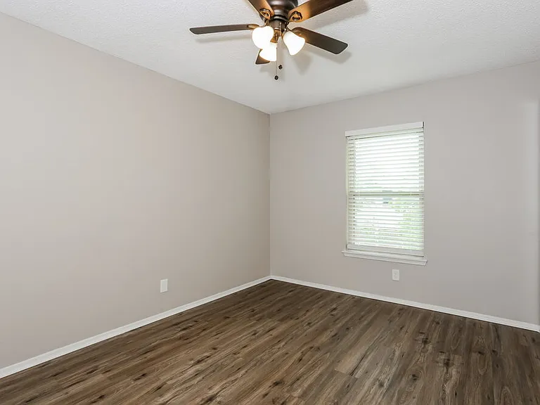 511 Rosewood Ln — Photo 14