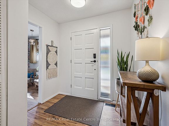 4th image of 289 Garafraxa St E