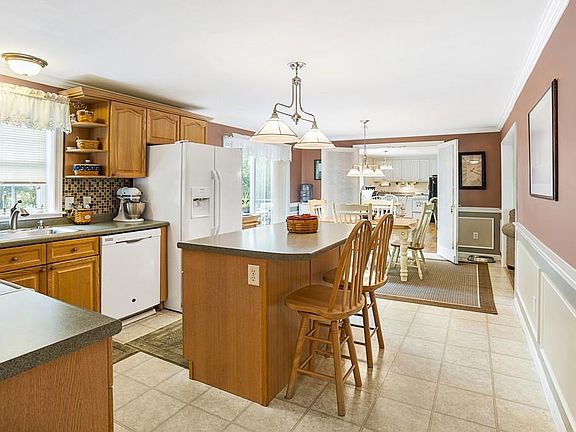 4th image of 42 Woodhawk Dr