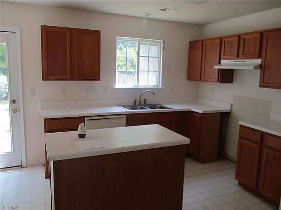 3rd image of 151 Heritage Creek Way