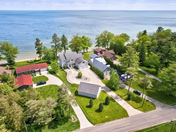 1147 N Bay Dr, Tawas City, MI 48763