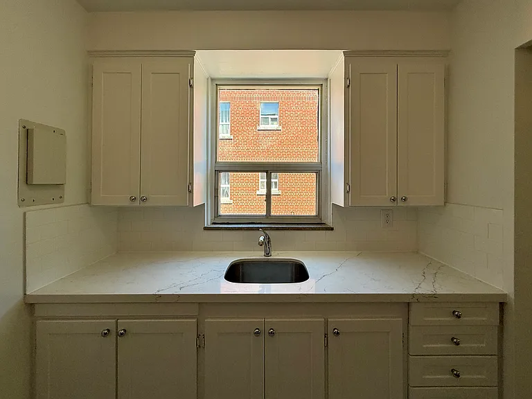 1299 Bayview Ave #18 — Photo 5