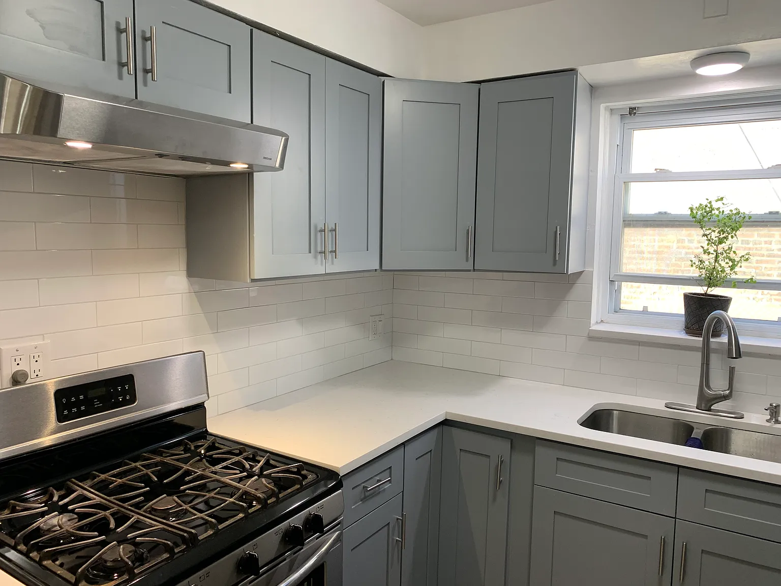 3 bed, 1.5 bath, 1200 sqft, $2,100 — Photo 4