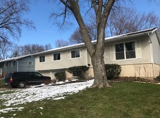 657 Nottingham Ln, Crystal Lake, IL 60014