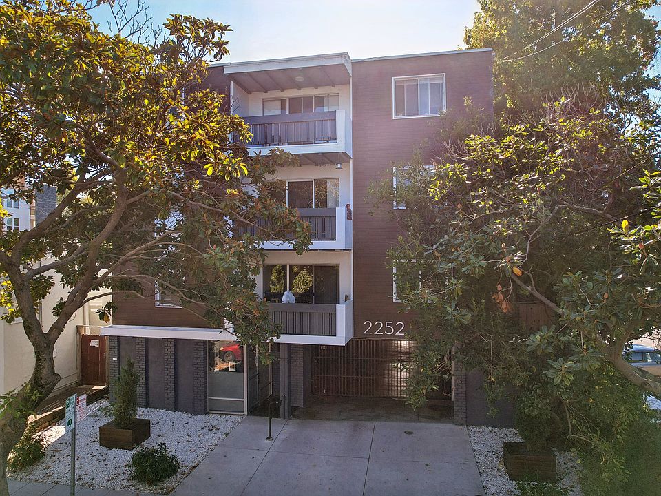 Front exterior view of the apartment building at 2252 Parker St, Berkeley, CA 94704, USA