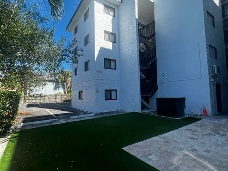 529 SW 4th St — Photo 2