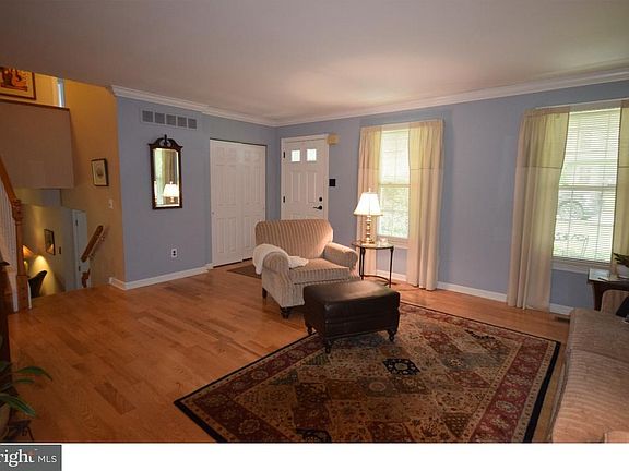 2nd image of 90 Canterbury Ct
