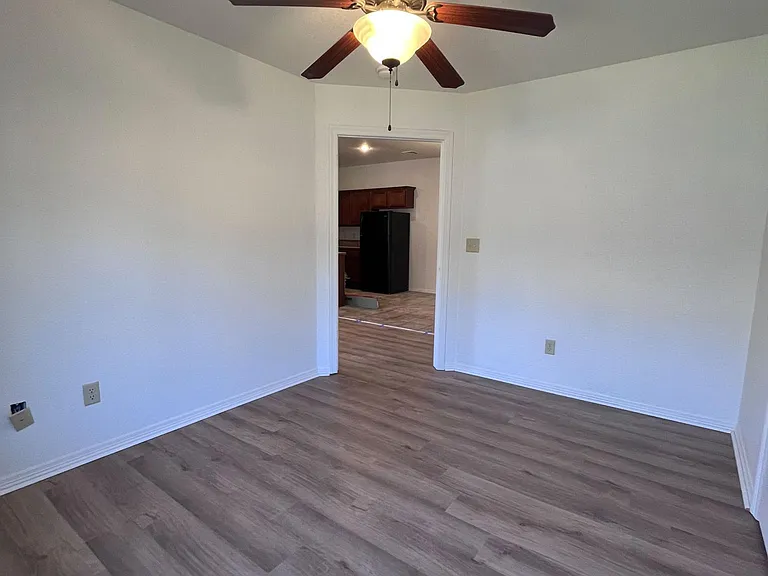 2869 N Seneca Ave — Photo 10