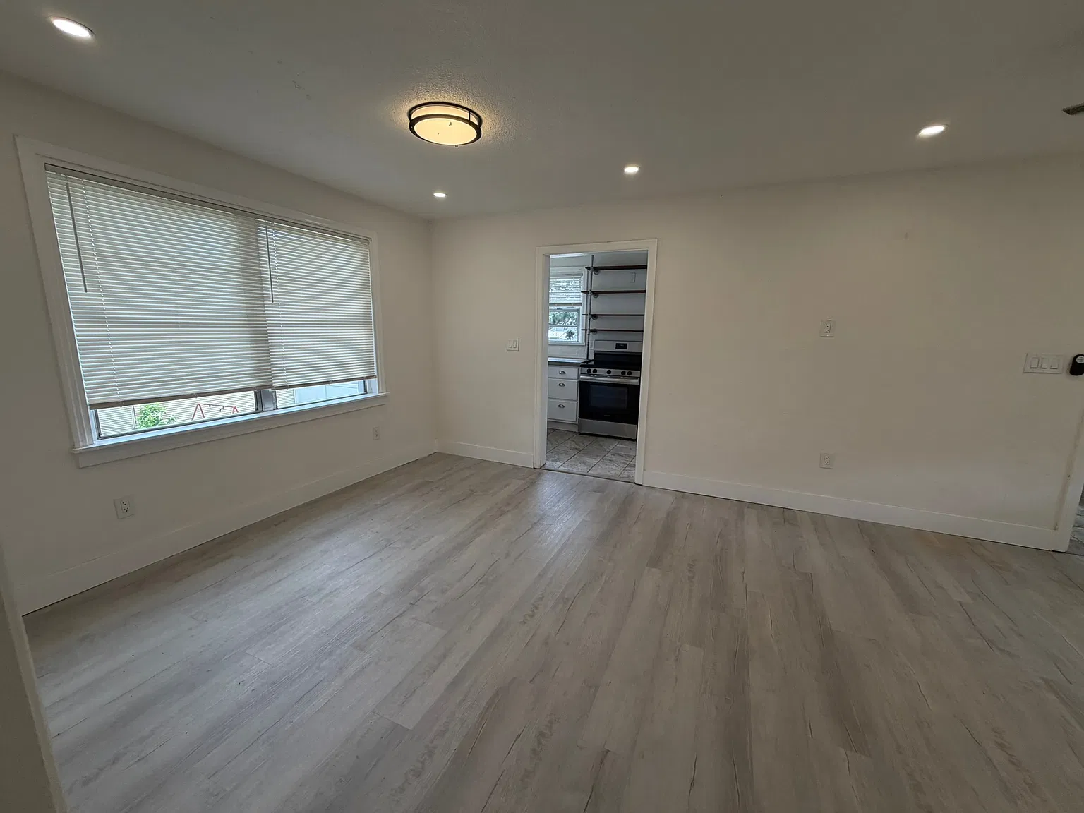 2 bed, 909 sqft, $1,850 — Photo 3