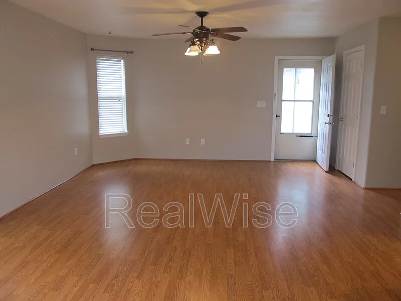 3 bed, 2.0 bath, 1300 sqft, $1,795 — Photo 3