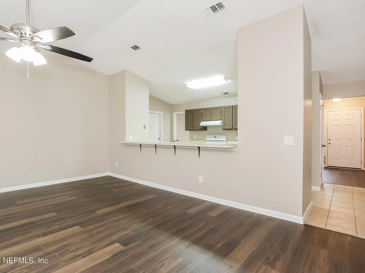 3 bed, 2.0 bath, 1716 sqft, $1,735 — Photo 3