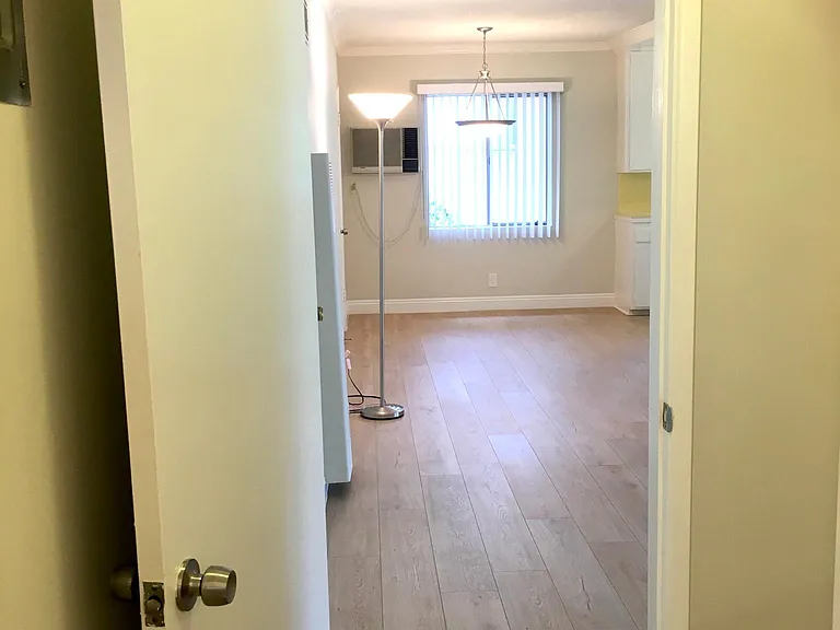 122 N Wetherly Dr #5 — Photo 23