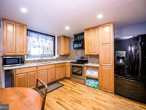 3rd image of 3702 E Lombard St