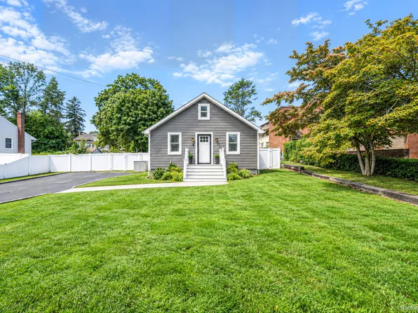 36 Mayflower Avenue, Smithtown, NY 11787