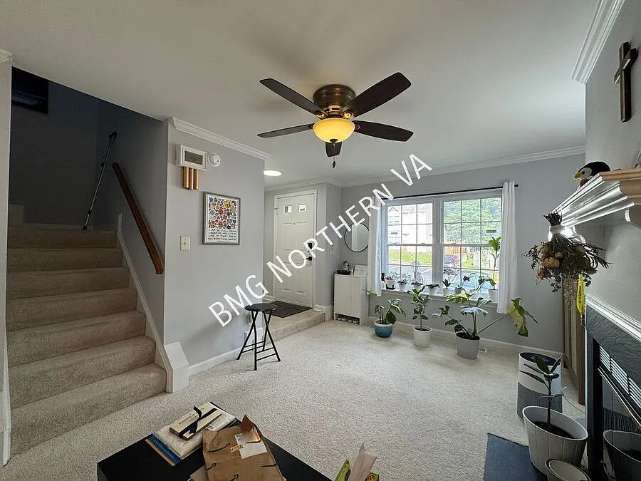 Beautiful 3 Bed 2.5 Bath Interior Townhome In Charming Barros Circle — Photo 2