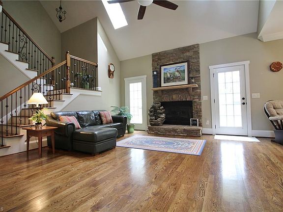 3rd image of 256 Windward Dr