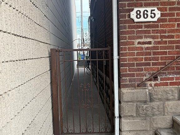 4th image of 865 Erie St E