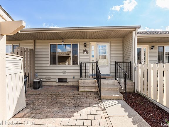4th image of 62181 Arlington Cir Unit 4