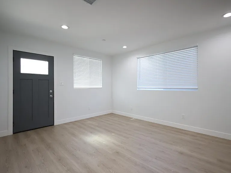 1308 E M St — Photo 15