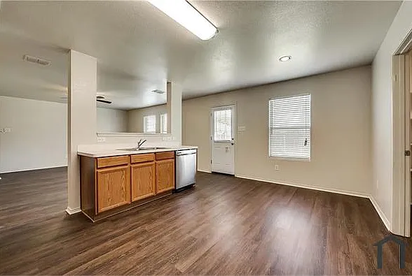 1109 Boxwood Dr — Photo 4