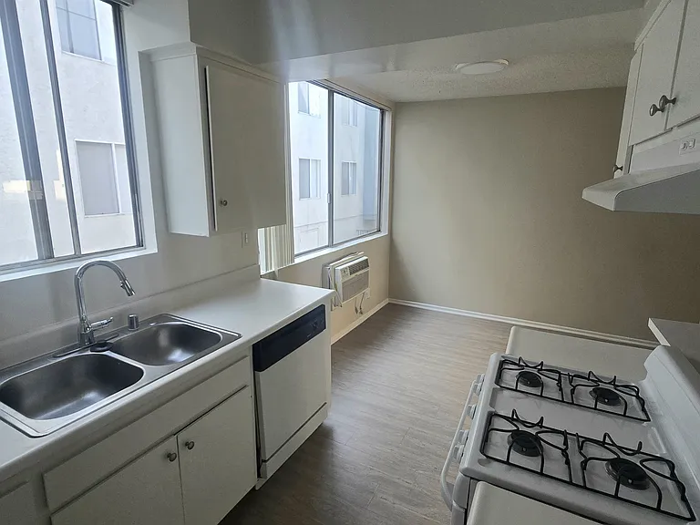 Harvard Apartments — Photo 70