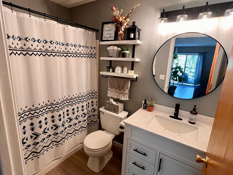Main level full bath