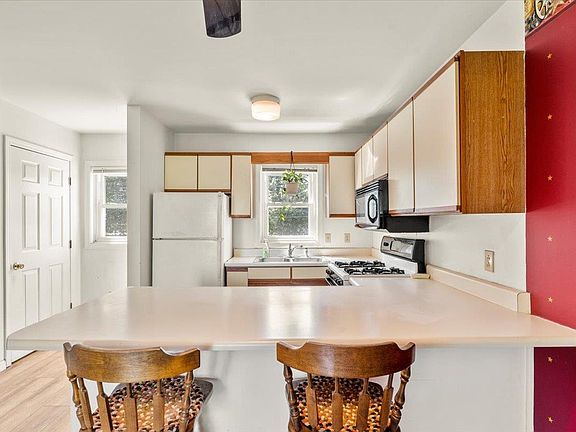 4th image of 232 Manhattan Drive #6