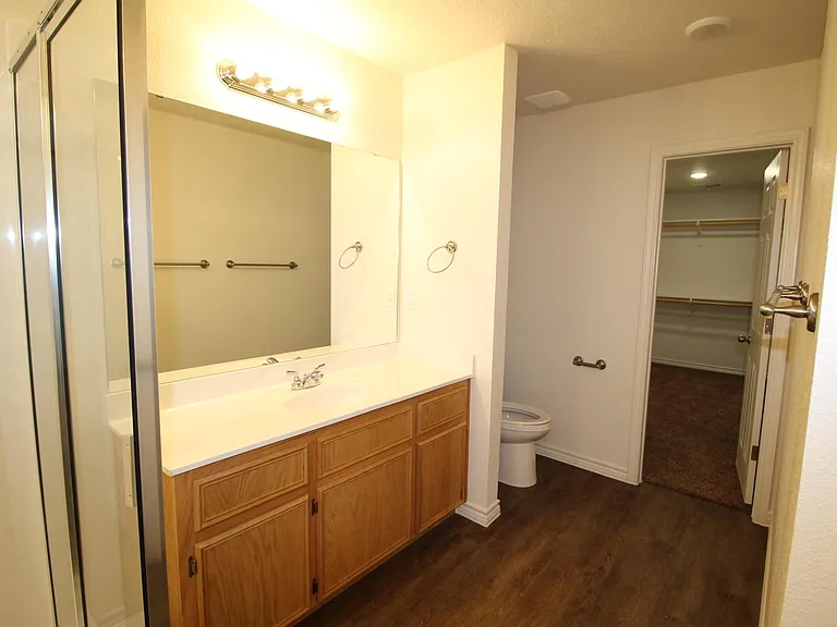 105 N Love Ave #B — Photo 16