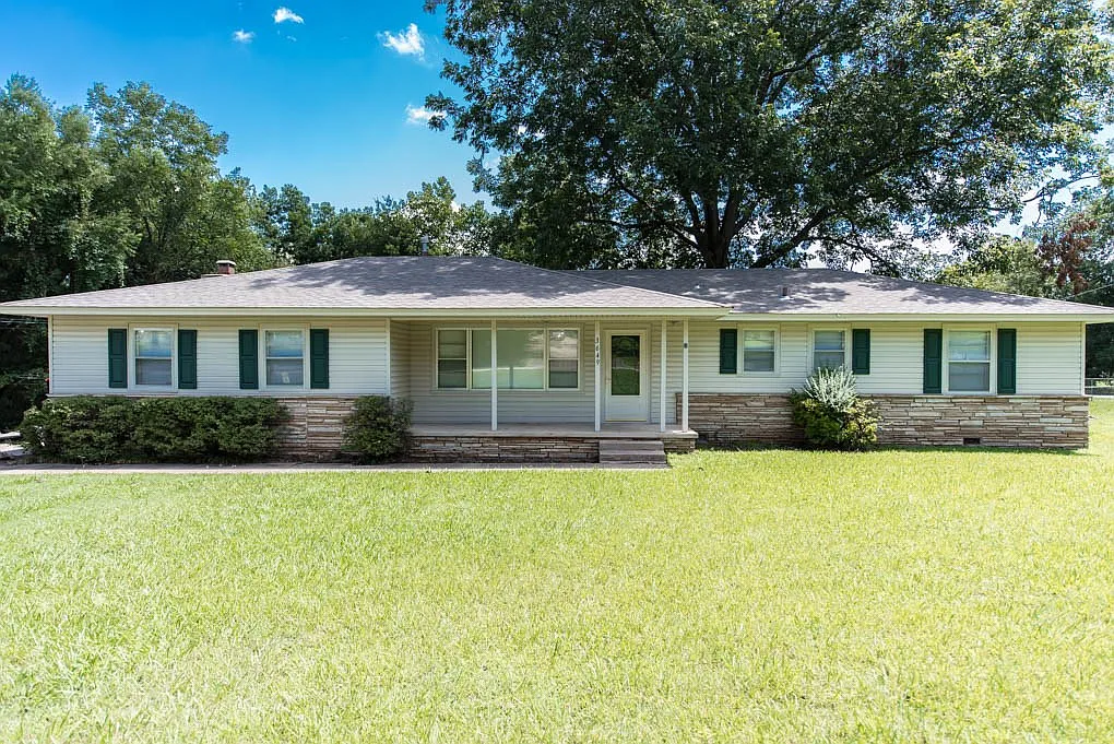 3 bed, 1.0 bath, 1568 sqft, $1,595 — Photo 1