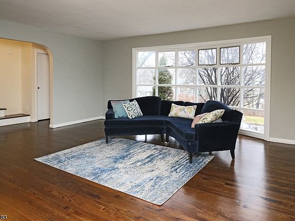 3rd image of 12 N Koewing Pl