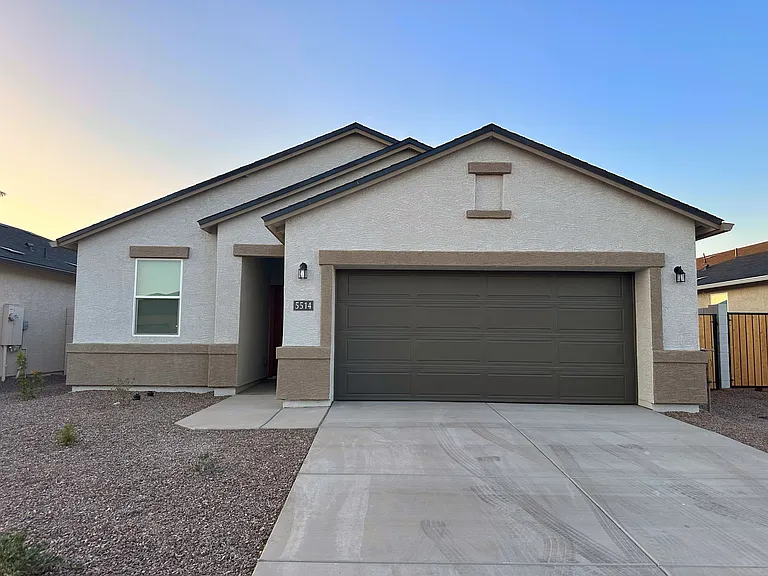 5514 E Rock Bush Ln — Photo 1