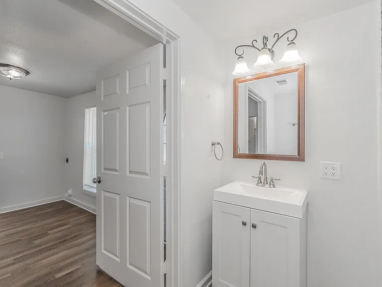 505 N Lamar St — Photo 26