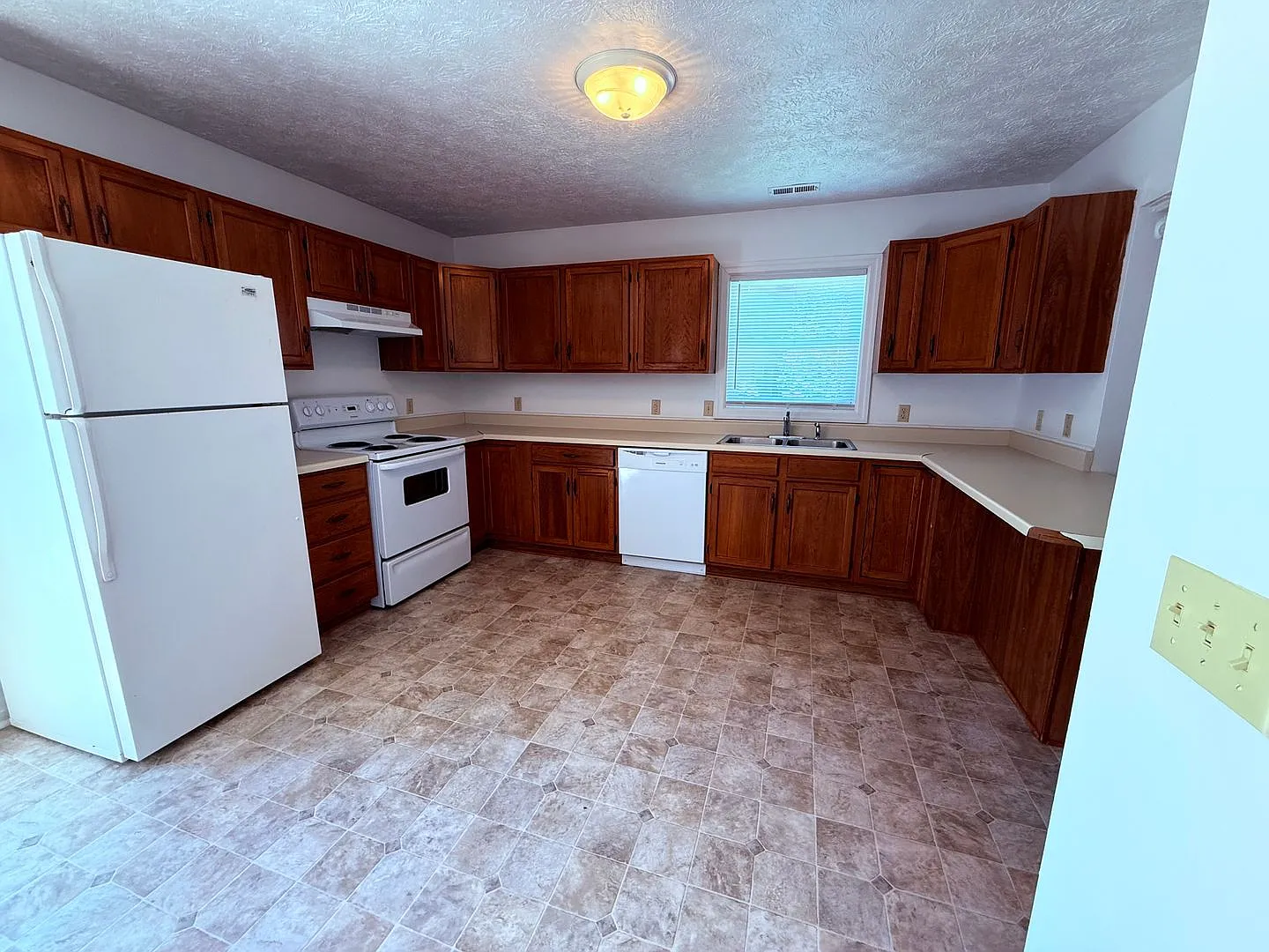 3 Bedroom, 2.5 Bath Townhouse — Photo 4