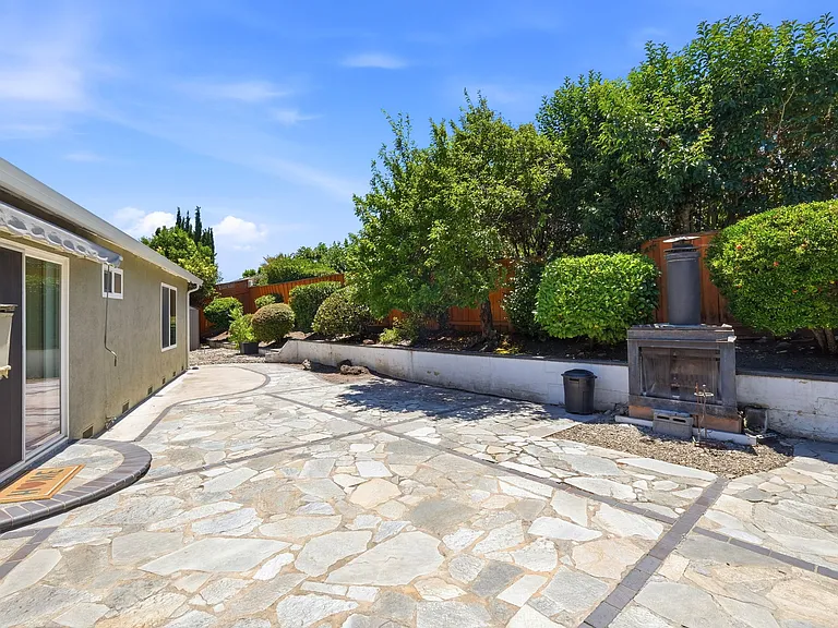 325 Goshen Ct — Photo 31