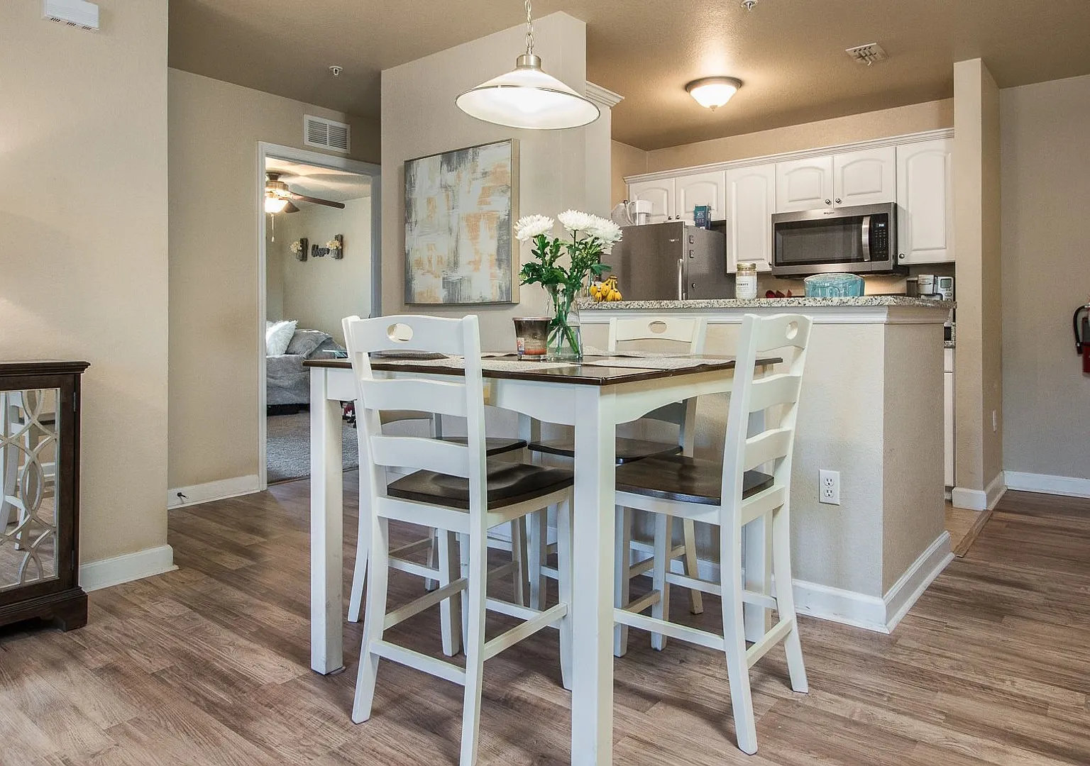 Oxford Terrace II: 4/4 luxury apartment just 3 blocks from UF & 1 block from Sorority Row. Now Re... — Photo 3