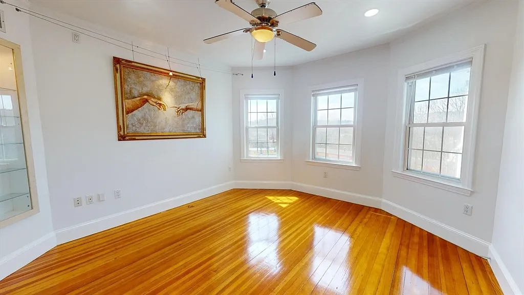 5 bed, 3.0 bath, 2000 sqft, $5,100 — Photo 1