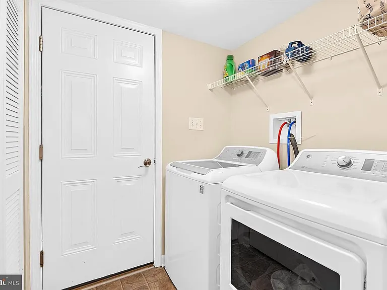 300 Dixon St #402 — Photo 15