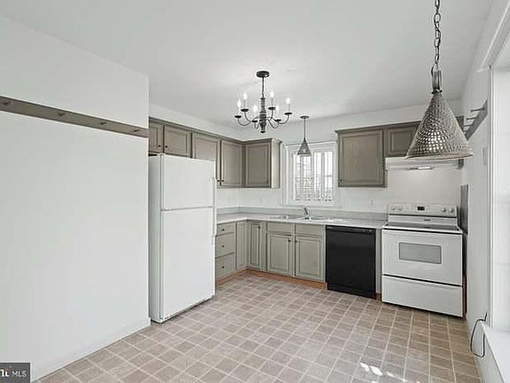 4th image of 95 Fisher Dr